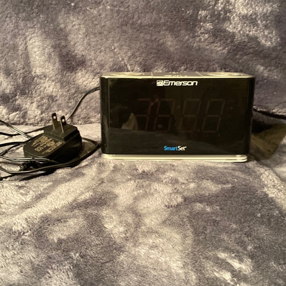 Emerson Smartset Radio Alarm Clock 1.4" Blue LED Digital Display USB Charging... - Picture 2 of 7